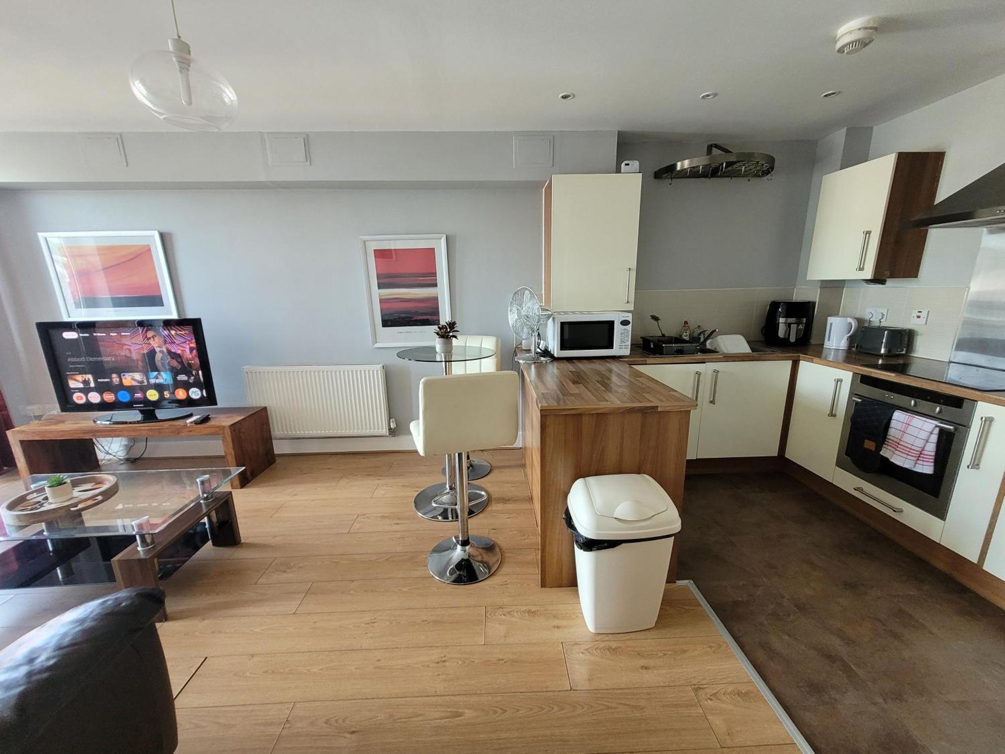 Lesley Court- A Lovely Spacious 2 Bedroom Apartment By Catchpole Stays Τσέλμσφορντ Εξωτερικό φωτογραφία