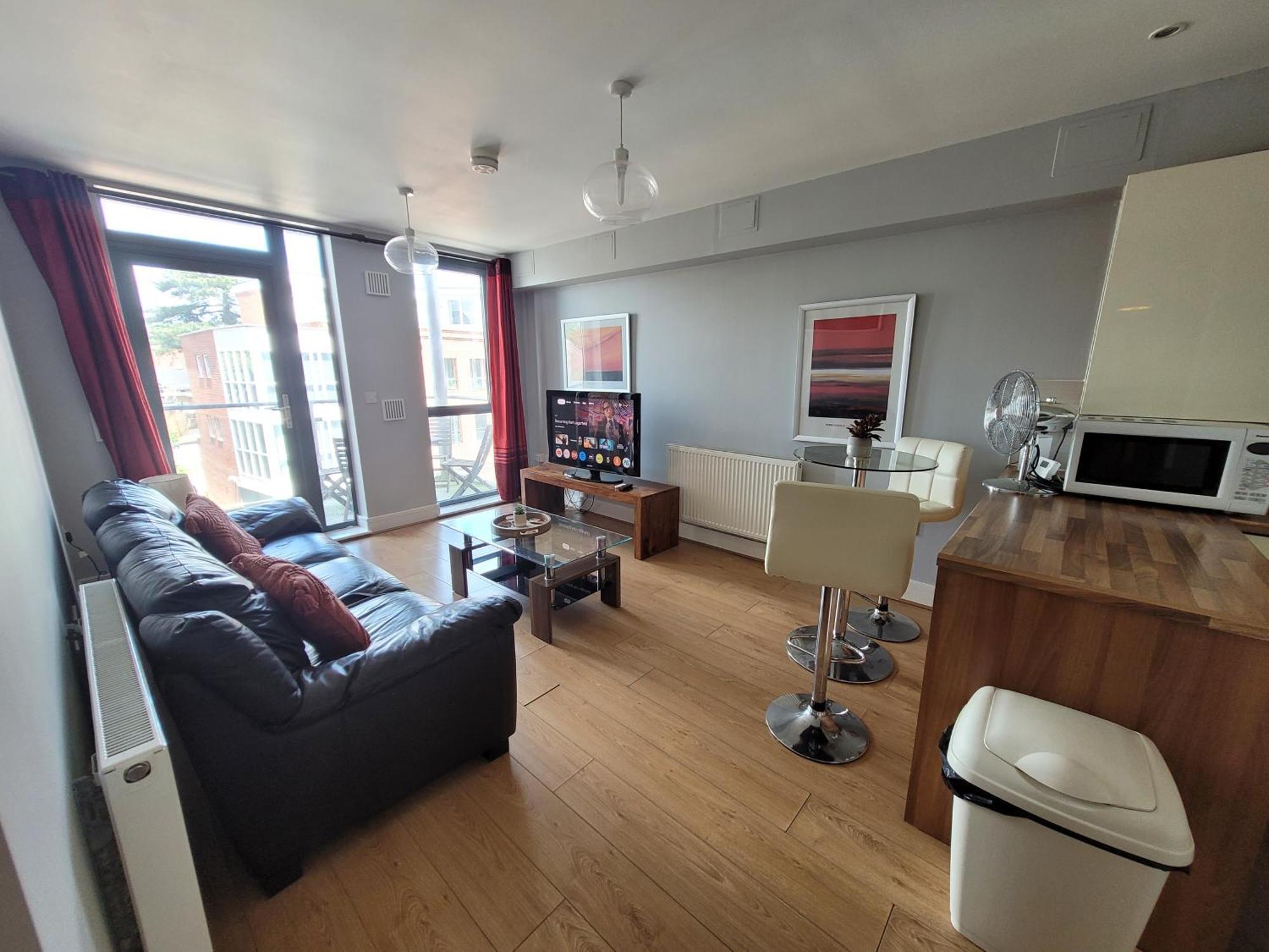 Lesley Court- A Lovely Spacious 2 Bedroom Apartment By Catchpole Stays Τσέλμσφορντ Εξωτερικό φωτογραφία