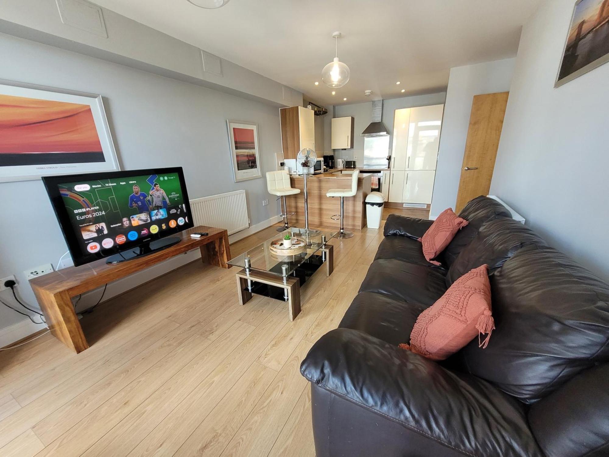 Lesley Court- A Lovely Spacious 2 Bedroom Apartment By Catchpole Stays Τσέλμσφορντ Εξωτερικό φωτογραφία